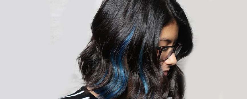 Pelo negro con mechas azules