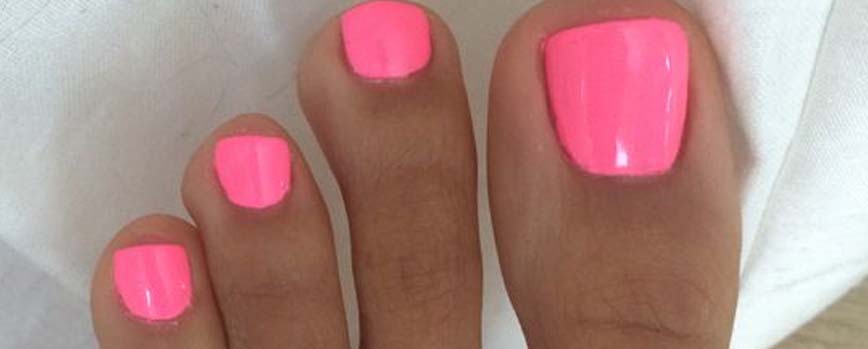 Pedicura en un tono rosa barbie