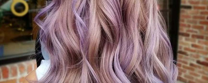 Mechas negro violeta en cabello rubio
