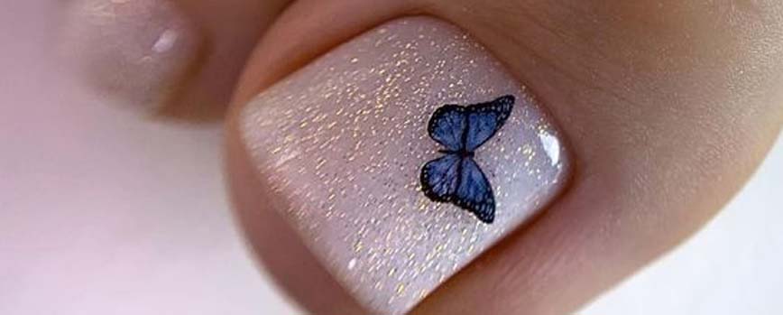 Pedicura con pegatinas en las uñas