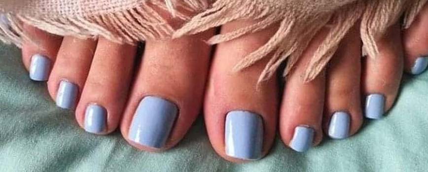 Pedicura en un tono azul bebé