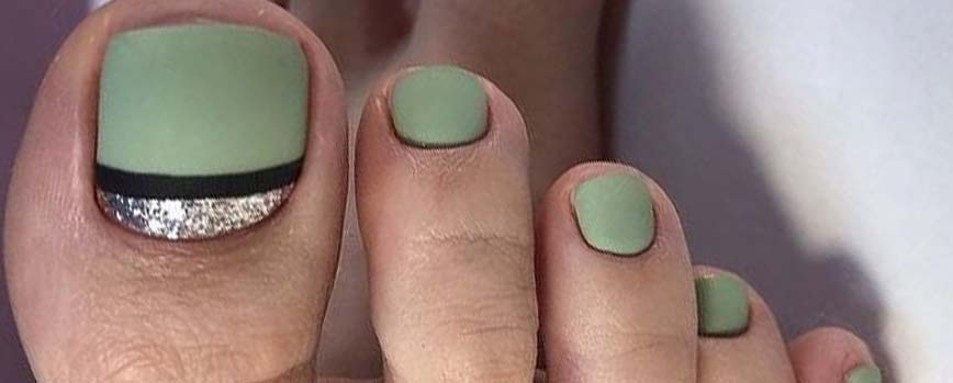 Pedicura en un tono verde irlandés