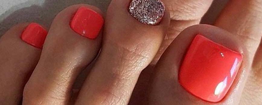 Pedicura de rojo-coral