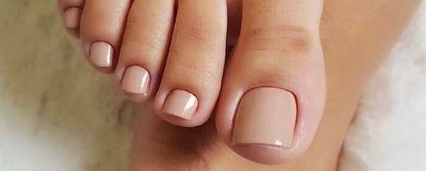 Pedicura de color nude