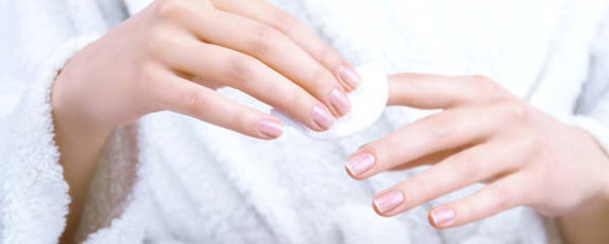 1. Limpia las uñas