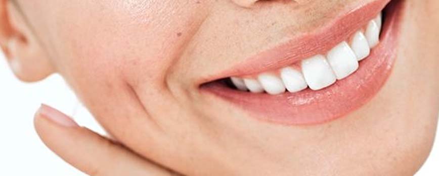 ¿Qué hace que los dientes se tiñan de amarillo?