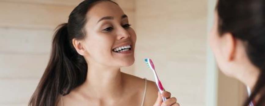 ¿Cómo prevenir que los dientes blancos se vuelvan amarillos?