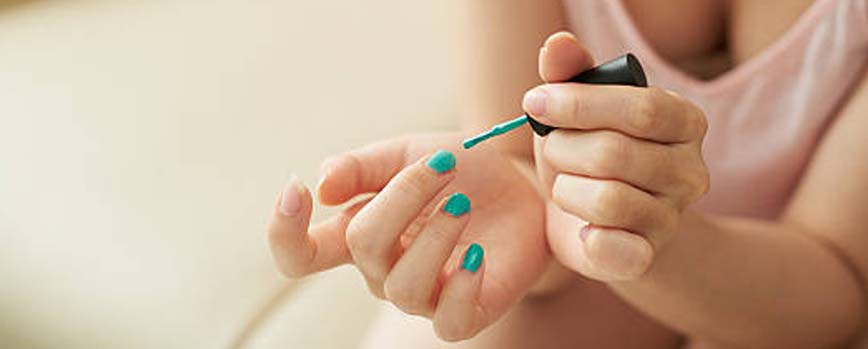 4. Aplicar dos capas de esmalte para un resultado óptimo y duradero