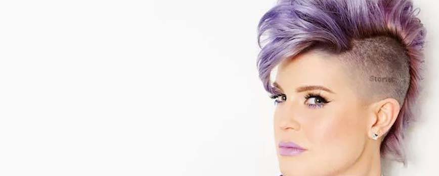 Corte de pelo rapado con coloración fantasía