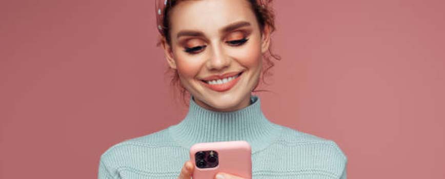 ¡La mala postura continuada que adoptamos para mirar el smartphone!