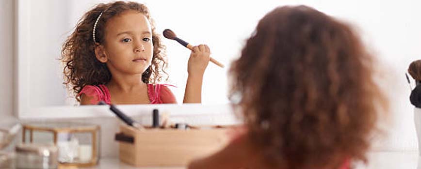 ¿Qué hay que tener en cuenta en un maquillaje de bruja para niña?