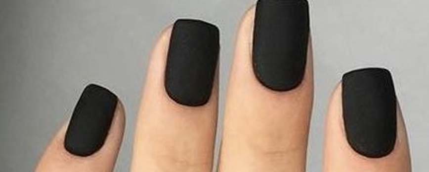 Uñas mate de color negro