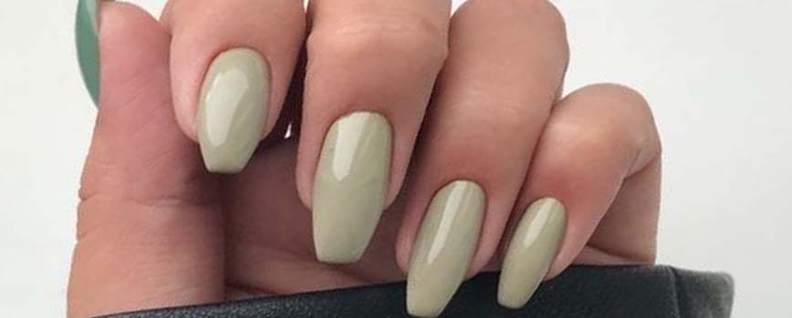 Uñas otoñales color oliva