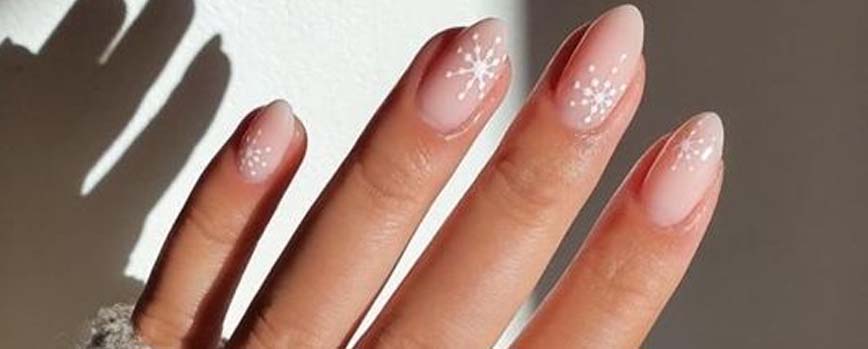 Una manicura con diseños navideños para principiantes