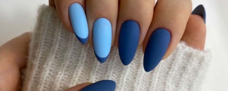 Uñas mate azul medianoche