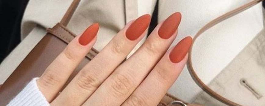 Uñas otoñales terracota en forma de pintalabios