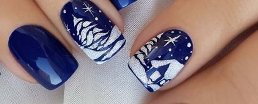 Manicura navideña en tonos azul y blanco