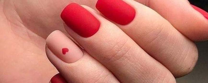 Uñas mate en color rojo clásico
