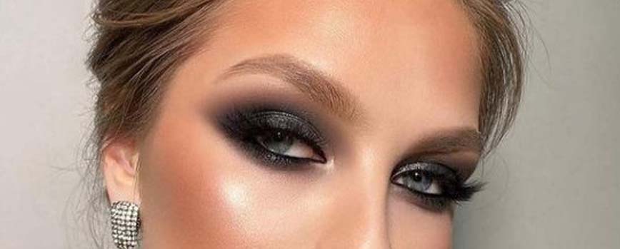 Luego pasamos a los ojos, que son el centro de este maquillaje.