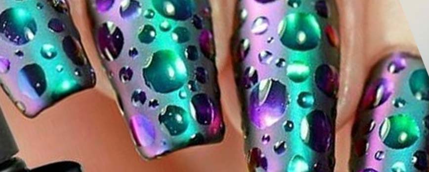 Uñas de gel con burbujas cromadas
