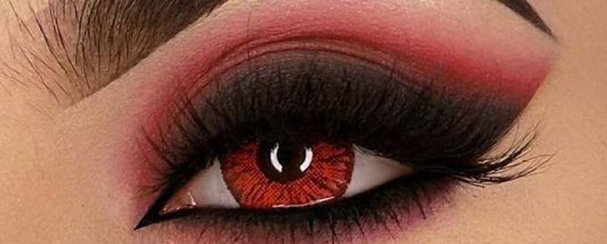 Con la sombra en crema roja degrada tu ahumado.