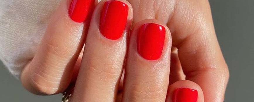 Uñas otoñales rojas clásicas
