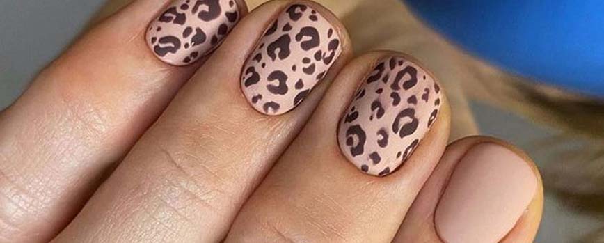 Uñas mate de animal print