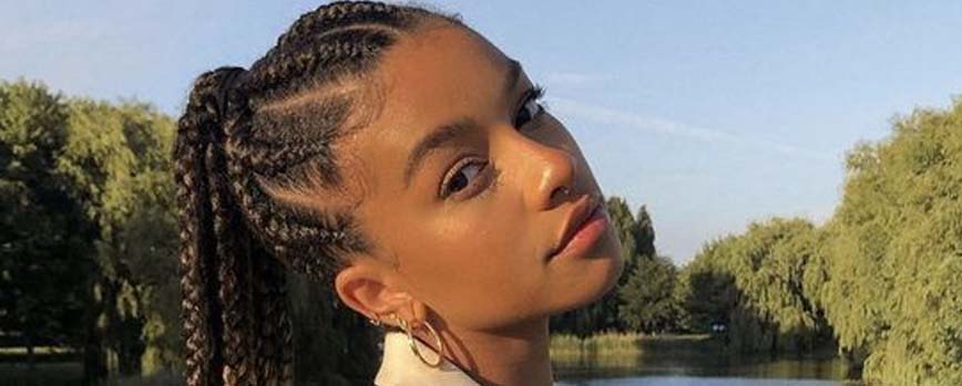 Trenzas africanas en coleta alta