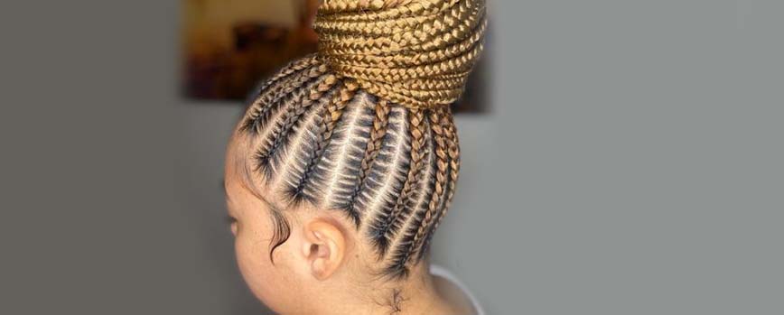 Trenzas africanas con moño alto