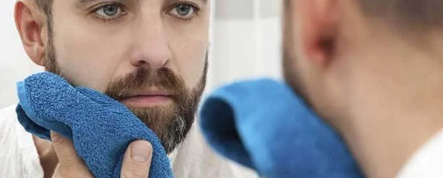 debes secar tu barba con una toalla y no dejarla mojada