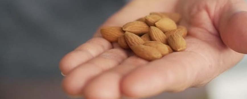 Complementos alimenticios para evitar la caída del cabello estacional