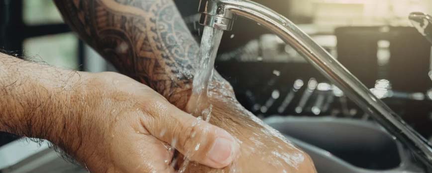 ¿Cómo aliviar una quemadura de sol en un tatuaje curado?