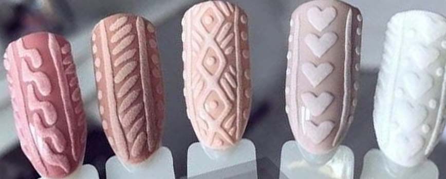 Uñas de invierno con relieve y contraste