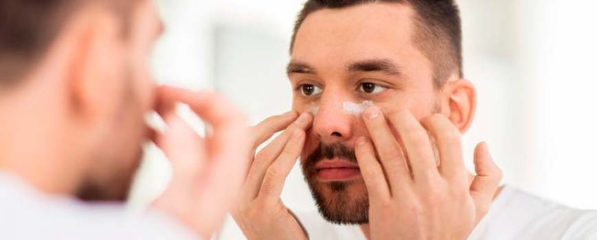 Cómo aplicar los antiojeras de hombre