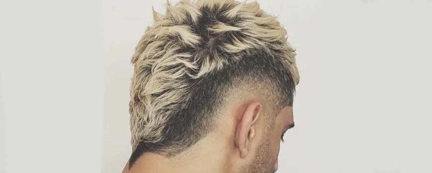 Mohicano con cresta con mechas