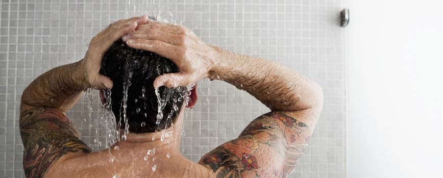 enjuágate las mechas con abundante agua y retira el gorro con cuidado