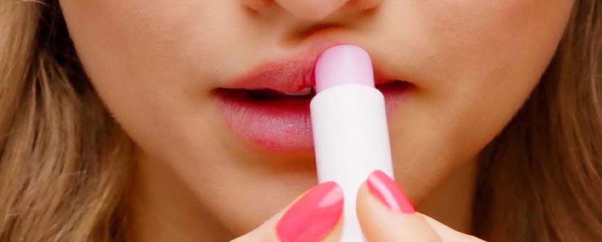 ¿Qué no hacer cuando los labios están secos y agrietados?