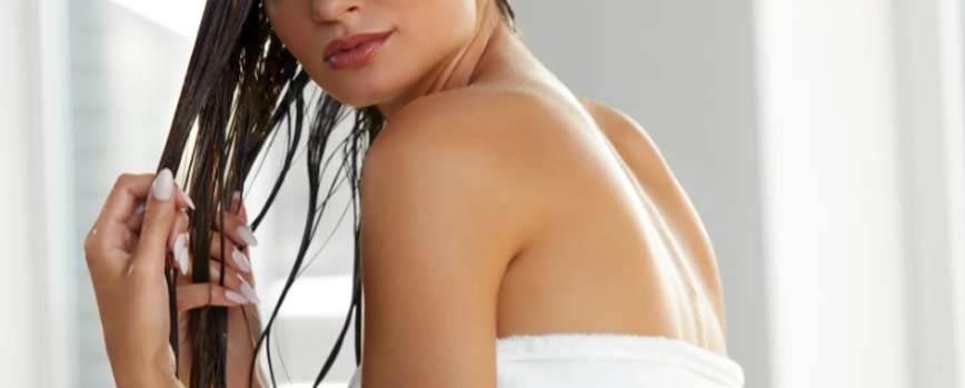 Cómo aplicar el agua de arroz en el cabello
