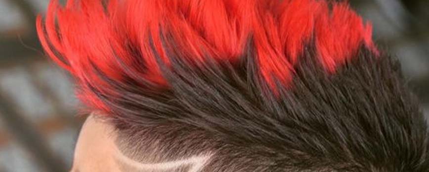 Mechas rojas en cabello negro para hombre