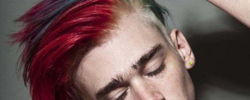Mechas rojas de hombre en pelo rubio
