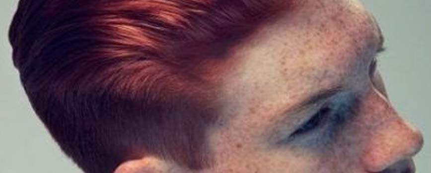 Mechas rojas para hombre en cabello castaño