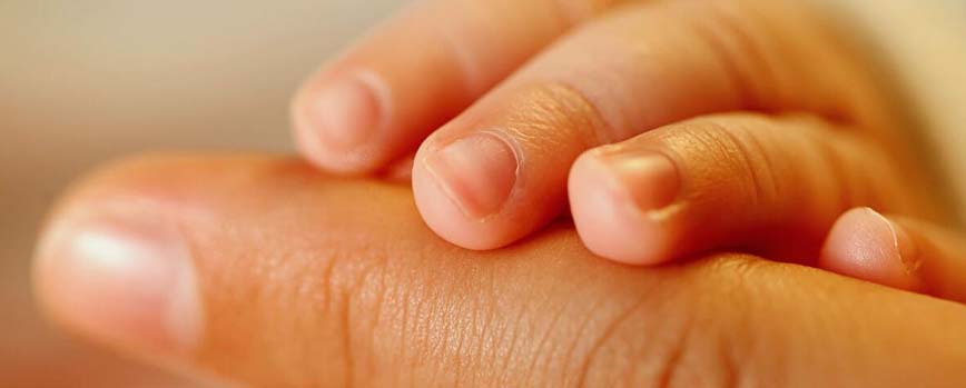 Cuándo y cómo cortar las uñas al bebé recién nacido? · El Corte Inglés