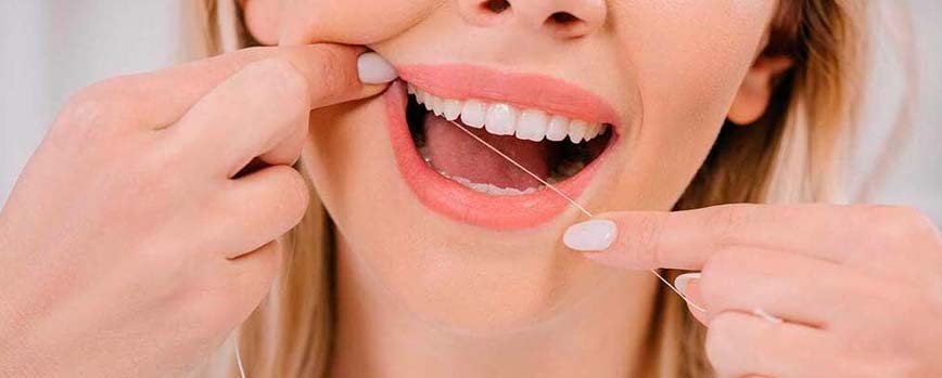 Cómo usar el hilo dental correctamente