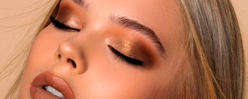 Ojos y labios brillantes
