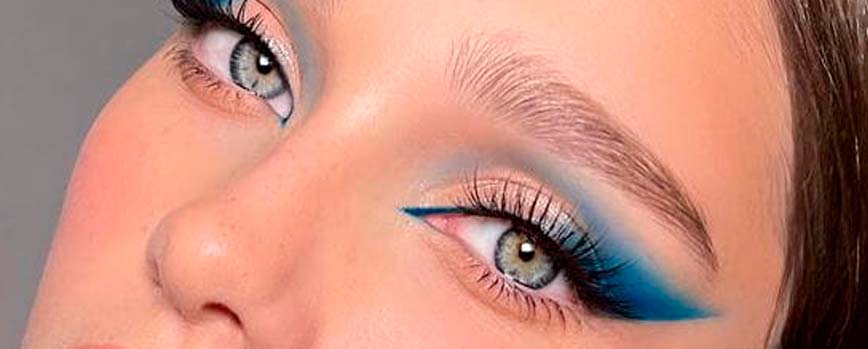 Idea de maquillaje de ojos: look total blue