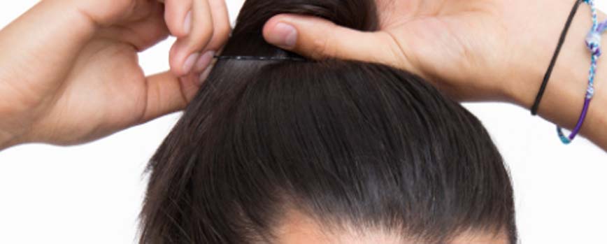 ponte una goma del pelo en tu mano dominante