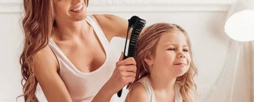 Cepilla con un cepillo para cabello rizado