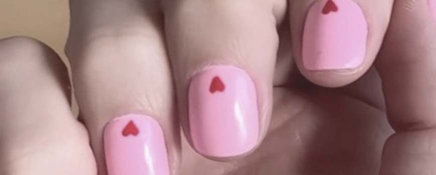 Manicura con detalles de corazón