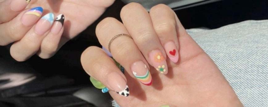 Manicura con stickers en tonos pastel