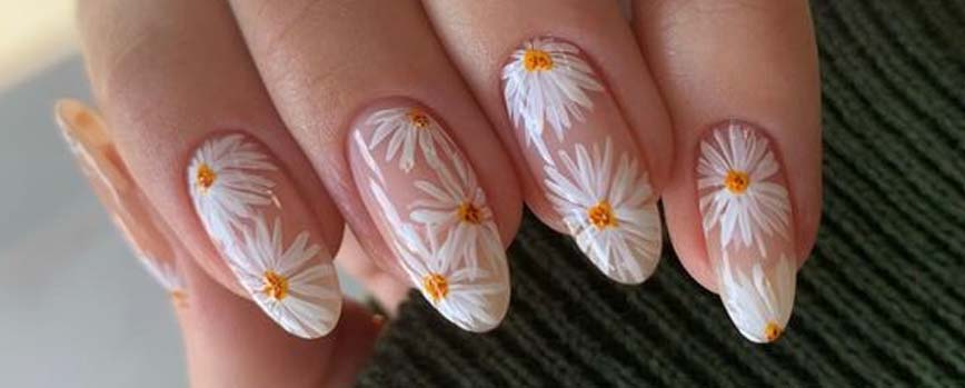 Uñas mate con diseño de flores
